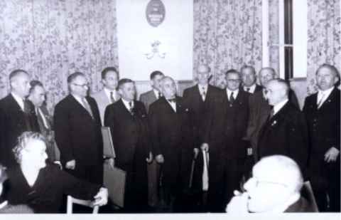 Ehrenabend; v.lk. Willi Vogel, Karl Grubmüller, August Schmelzer, Max Raspiller, Ludwig Spahn, Willy Heuler, 1. Vorsitz. Nikolaus Dönisch, Heinrich Kirchner, Franz Zimmermann, Ludwig Leimeister, Georg Birkel, Friedrich Müller, Andreas Kraft.